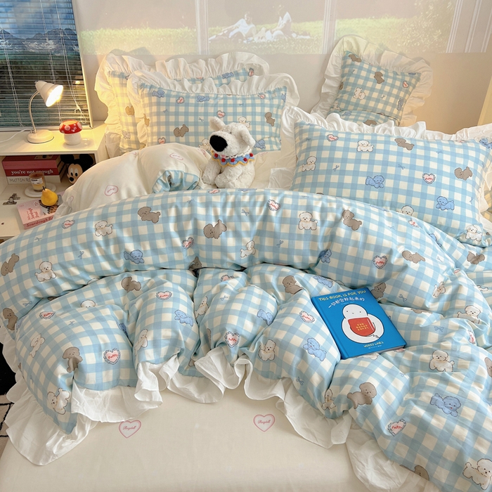 91家纺网 家纺一手货源 找家纺 六巷胡同 2026春夏新款韩式INS减龄花边款全棉卡通四件套 花边蓝格奶油狗