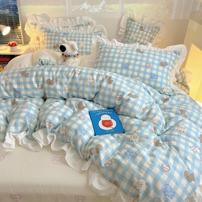 91家纺网 家纺一手货源 找家纺 六巷胡同 2026春夏新款韩式INS减龄花边款全棉卡通四件套 花边蓝格奶油狗