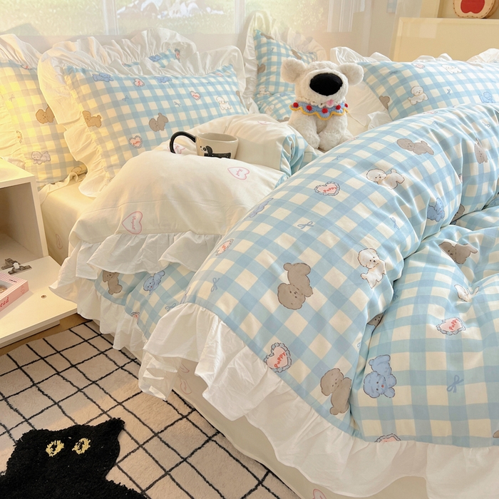 91家纺网 家纺一手货源 找家纺 六巷胡同 2026春夏新款韩式INS减龄花边款全棉卡通四件套 花边蓝格奶油狗