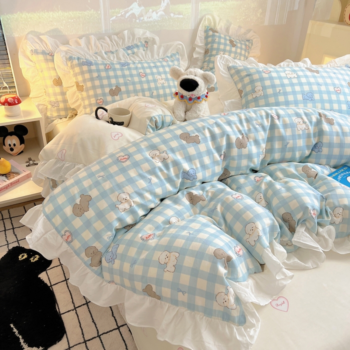 91家纺网 家纺一手货源 找家纺 六巷胡同 2026春夏新款韩式INS减龄花边款全棉卡通四件套 花边蓝格奶油狗