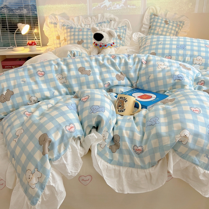 91家纺网 家纺一手货源 找家纺 六巷胡同 2026春夏新款韩式INS减龄花边款全棉卡通四件套 花边蓝格奶油狗