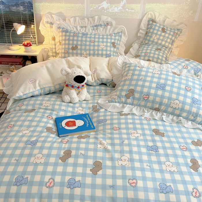 91家纺网 家纺一手货源 找家纺 六巷胡同 2026春夏新款韩式INS减龄花边款全棉卡通四件套 花边蓝格奶油狗