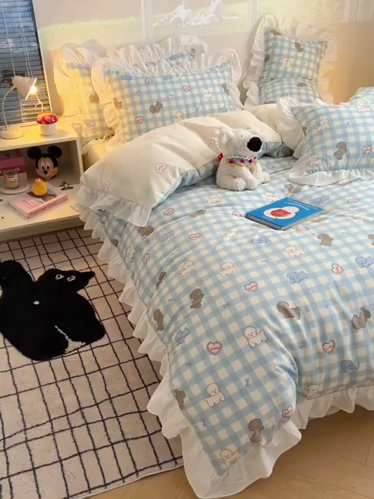 91家纺网 家纺一手货源 找家纺 六巷胡同 2026春夏新款韩式INS减龄花边款全棉卡通四件套 花边蓝格奶油狗