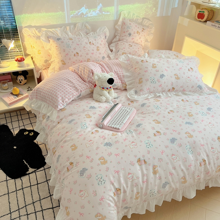 91家纺网 家纺一手货源 找家纺 六巷胡同 2026春夏新款韩式INS减龄花边款全棉卡通四件套 花边浪漫碎花犬