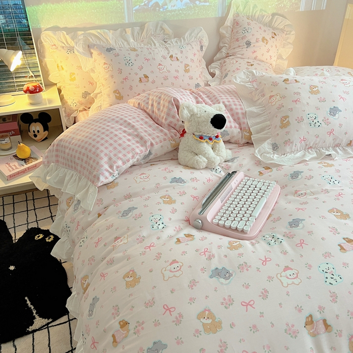 91家纺网 家纺一手货源 找家纺 六巷胡同 2026春夏新款韩式INS减龄花边款全棉卡通四件套 花边浪漫碎花犬