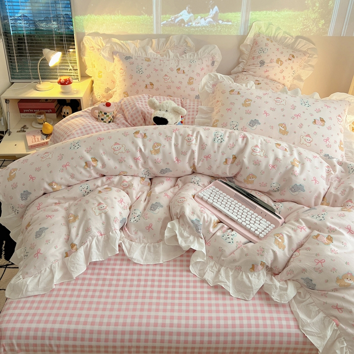 91家纺网 家纺一手货源 找家纺 六巷胡同 2026春夏新款韩式INS减龄花边款全棉卡通四件套 花边浪漫碎花犬