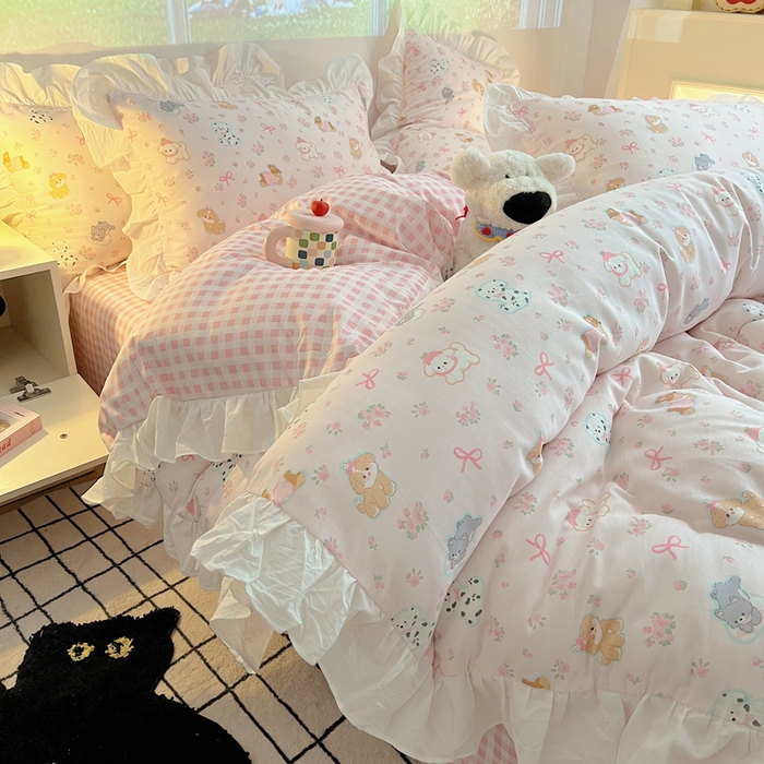 91家纺网 家纺一手货源 找家纺 六巷胡同 2026春夏新款韩式INS减龄花边款全棉卡通四件套 花边浪漫碎花犬