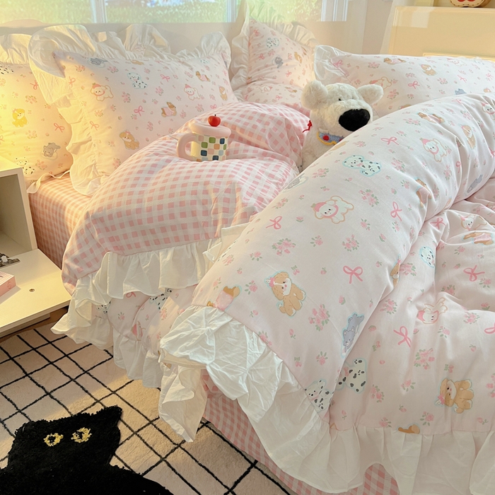 91家纺网 家纺一手货源 找家纺 六巷胡同 2026春夏新款韩式INS减龄花边款全棉卡通四件套 花边浪漫碎花犬