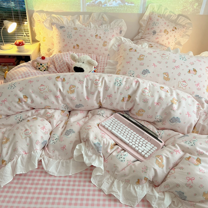 91家纺网 家纺一手货源 找家纺 六巷胡同 2026春夏新款韩式INS减龄花边款全棉卡通四件套 花边浪漫碎花犬