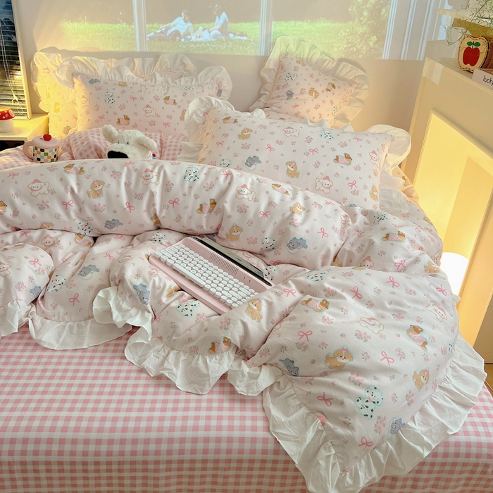 91家纺网 家纺一手货源 找家纺 六巷胡同 2026春夏新款韩式INS减龄花边款全棉卡通四件套 花边浪漫碎花犬