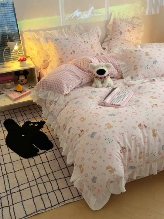 91家纺网 家纺一手货源 找家纺 六巷胡同 2026春夏新款韩式INS减龄花边款全棉卡通四件套 花边浪漫碎花犬