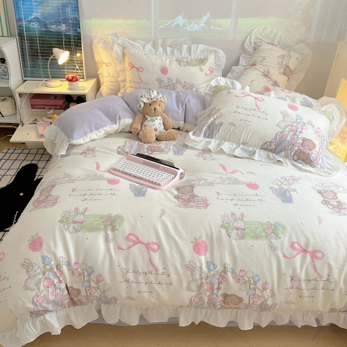 91家纺网 家纺一手货源 找家纺 六巷胡同 2026春夏新款韩式INS减龄花边款全棉卡通四件套 花边秘境花园熊