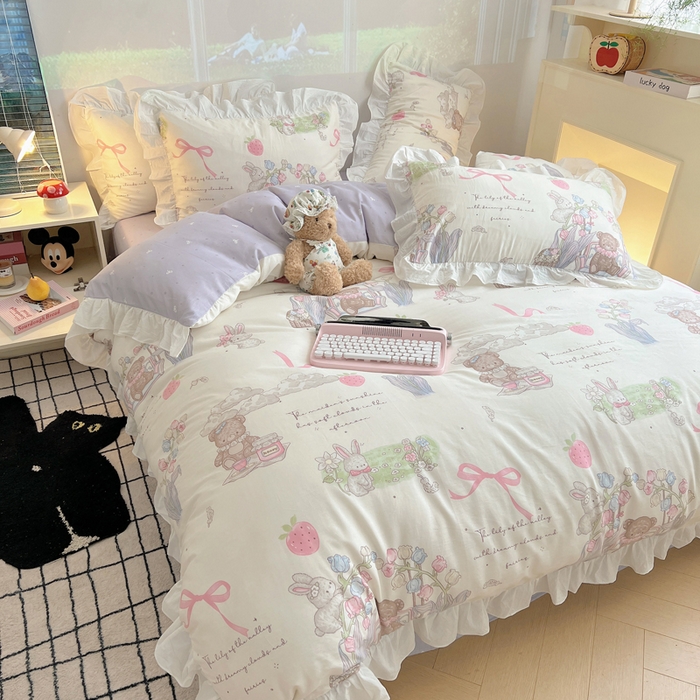 91家纺网 家纺一手货源 找家纺 六巷胡同 2026春夏新款韩式INS减龄花边款全棉卡通四件套 花边秘境花园熊