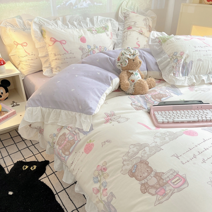 91家纺网 家纺一手货源 找家纺 六巷胡同 2026春夏新款韩式INS减龄花边款全棉卡通四件套 花边秘境花园熊