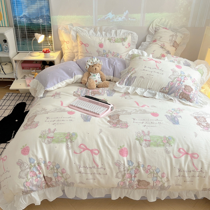 91家纺网 家纺一手货源 找家纺 六巷胡同 2026春夏新款韩式INS减龄花边款全棉卡通四件套 花边秘境花园熊