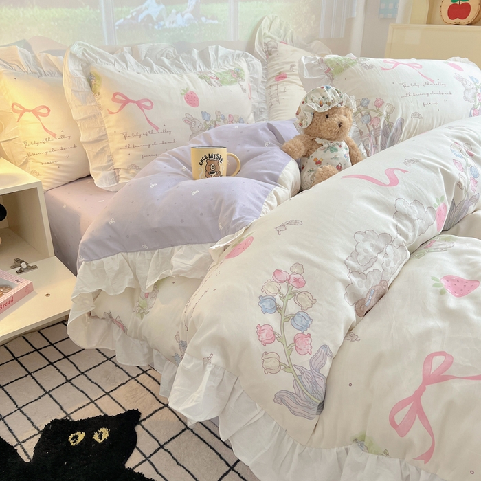 91家纺网 家纺一手货源 找家纺 六巷胡同 2026春夏新款韩式INS减龄花边款全棉卡通四件套 花边秘境花园熊