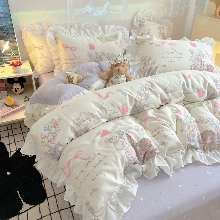 91家纺网 家纺一手货源 找家纺 六巷胡同 2026春夏新款韩式INS减龄花边款全棉卡通四件套 花边秘境花园熊