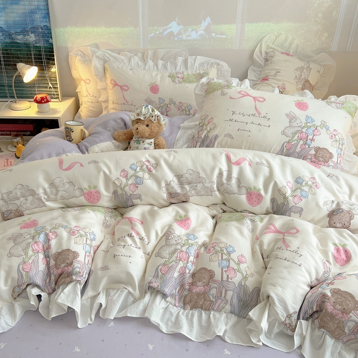 91家纺网 家纺一手货源 找家纺 六巷胡同 2026春夏新款韩式INS减龄花边款全棉卡通四件套 花边秘境花园熊