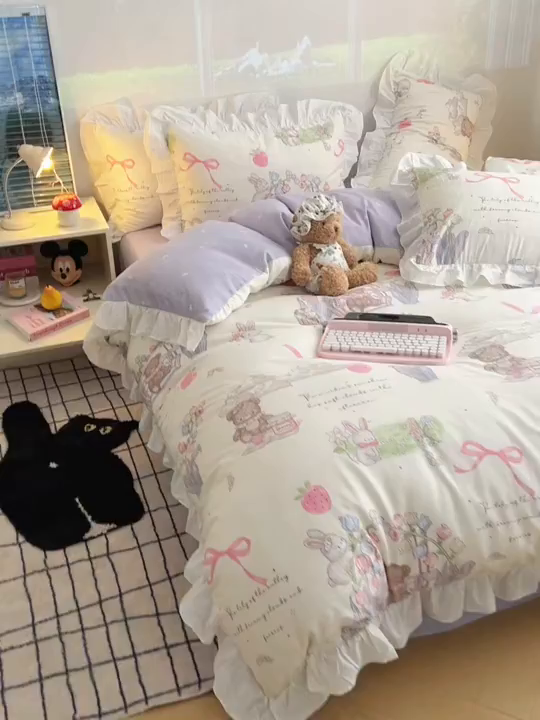 91家纺网 家纺一手货源 找家纺 六巷胡同 2026春夏新款韩式INS减龄花边款全棉卡通四件套 花边秘境花园熊