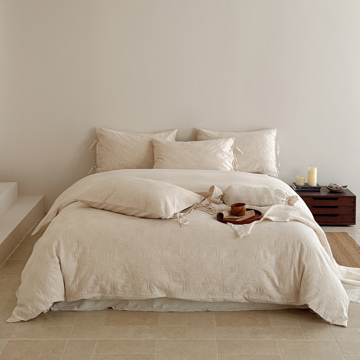 极简 2026新款全棉亚麻浮雕提花四件套-场景二（控价：小号195标准295加大313） 风过藤蔓