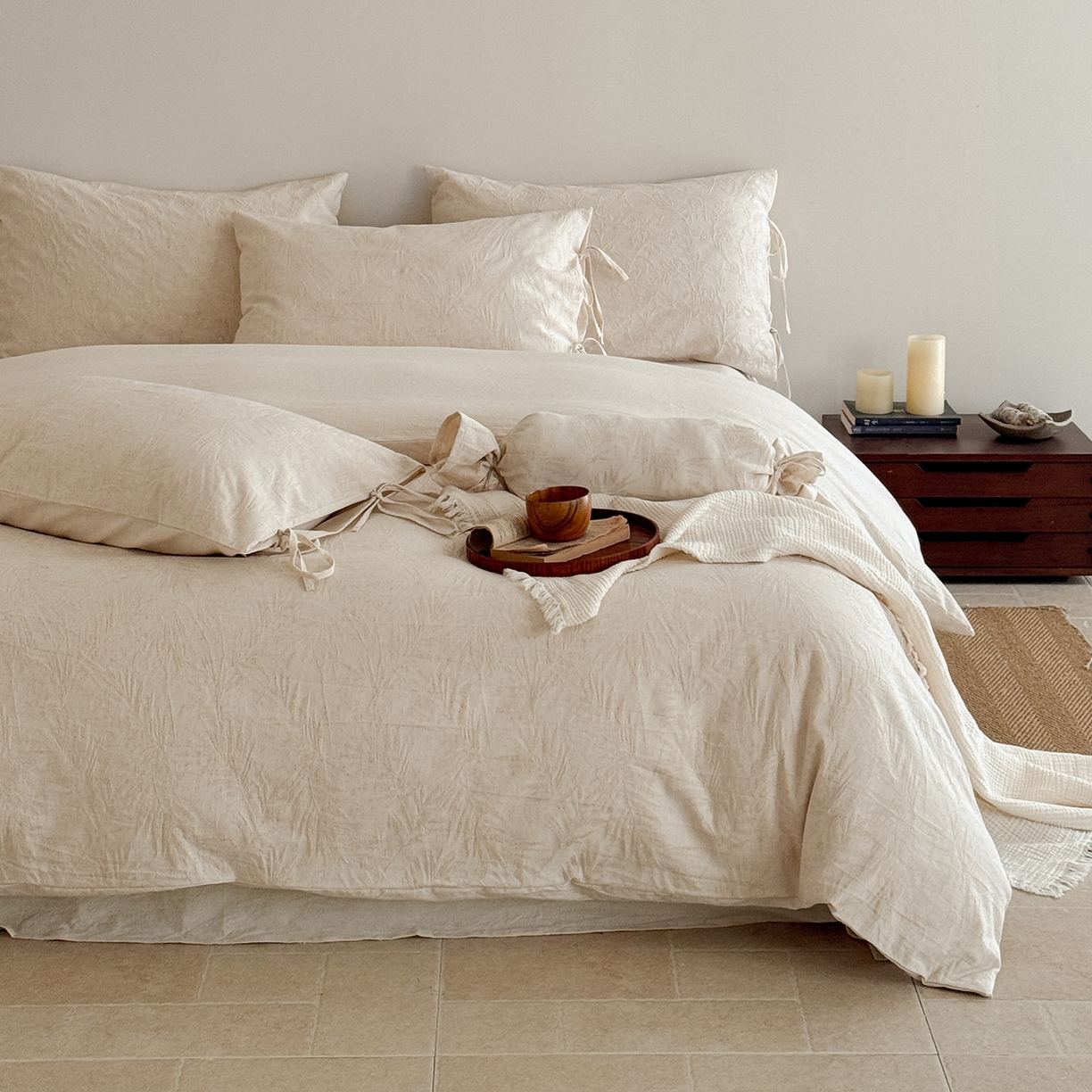 91家纺网 家纺一手货源 找家纺 极简 2026新款全棉亚麻浮雕提花四件套-场景二（控价：小号195标准295加大313） 风过藤蔓