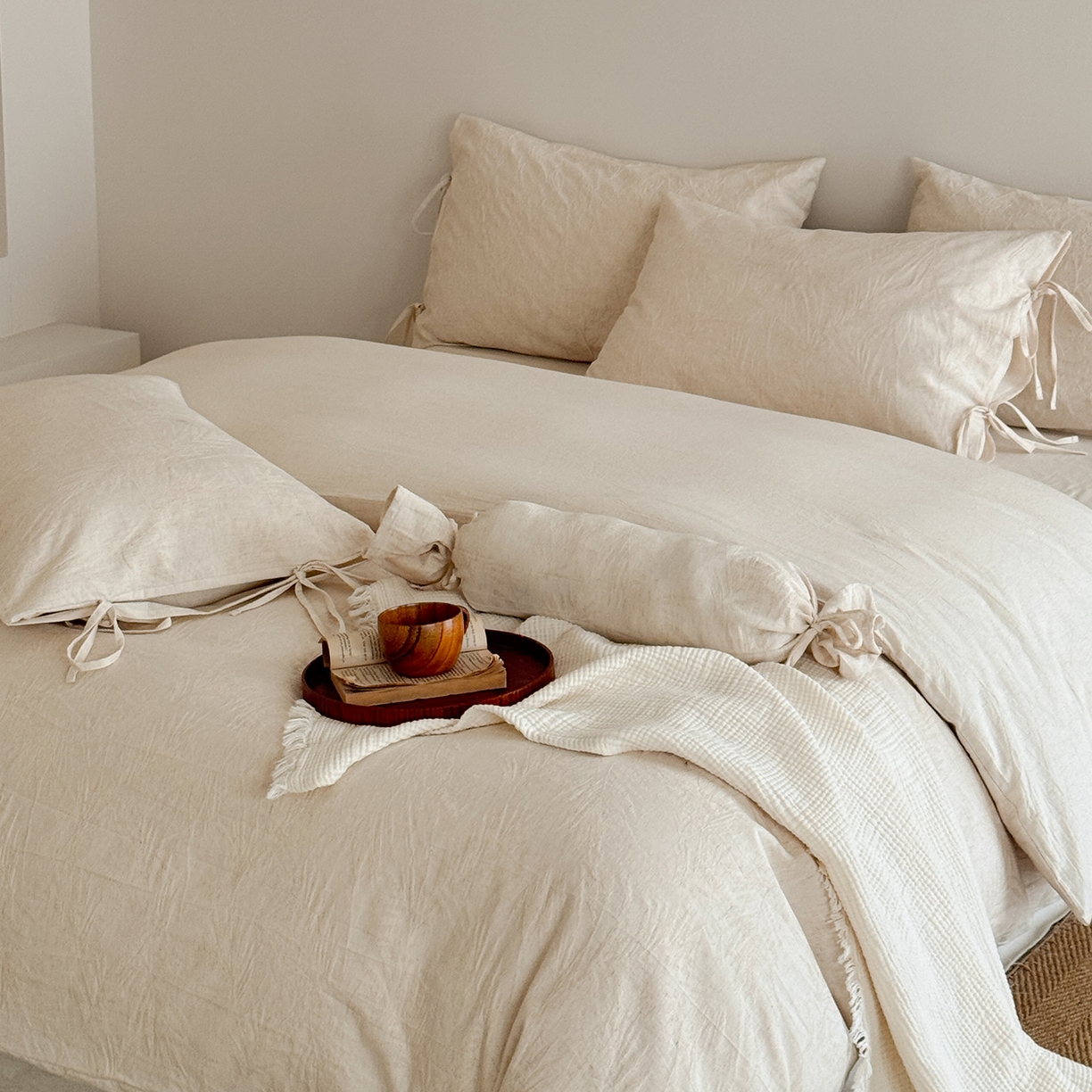 91家纺网 家纺一手货源 找家纺 极简 2026新款全棉亚麻浮雕提花四件套-场景二（控价：小号195标准295加大313） 风过藤蔓