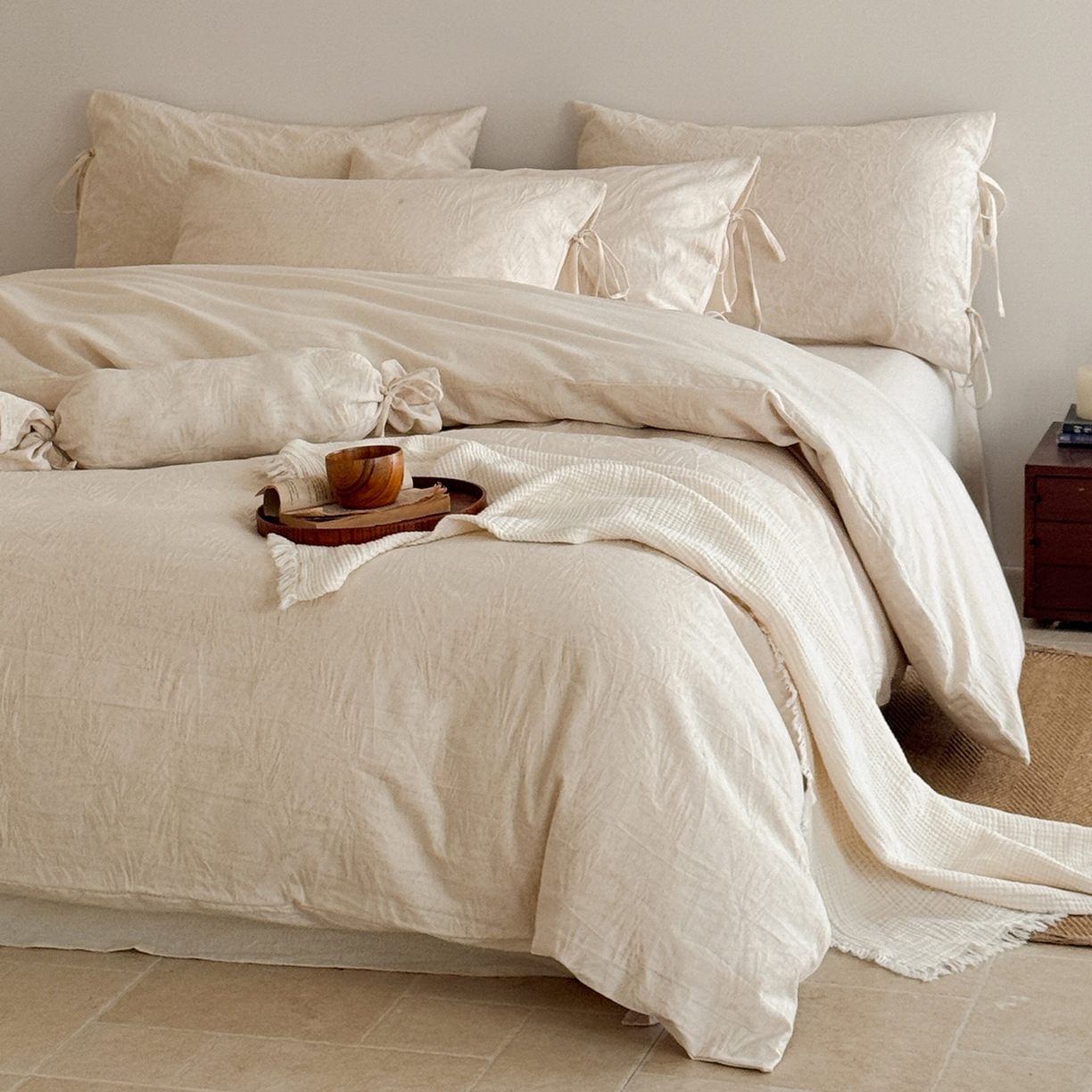 91家纺网 家纺一手货源 找家纺 极简 2026新款全棉亚麻浮雕提花四件套-场景二（控价：小号195标准295加大313） 风过藤蔓