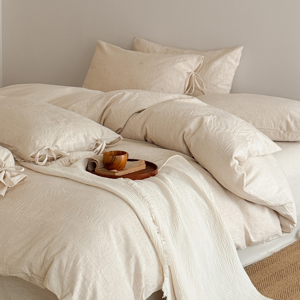 91家纺网 家纺一手货源 找家纺 极简 2026新款全棉亚麻浮雕提花四件套-场景二（控价：小号195标准295加大313） 风过藤蔓