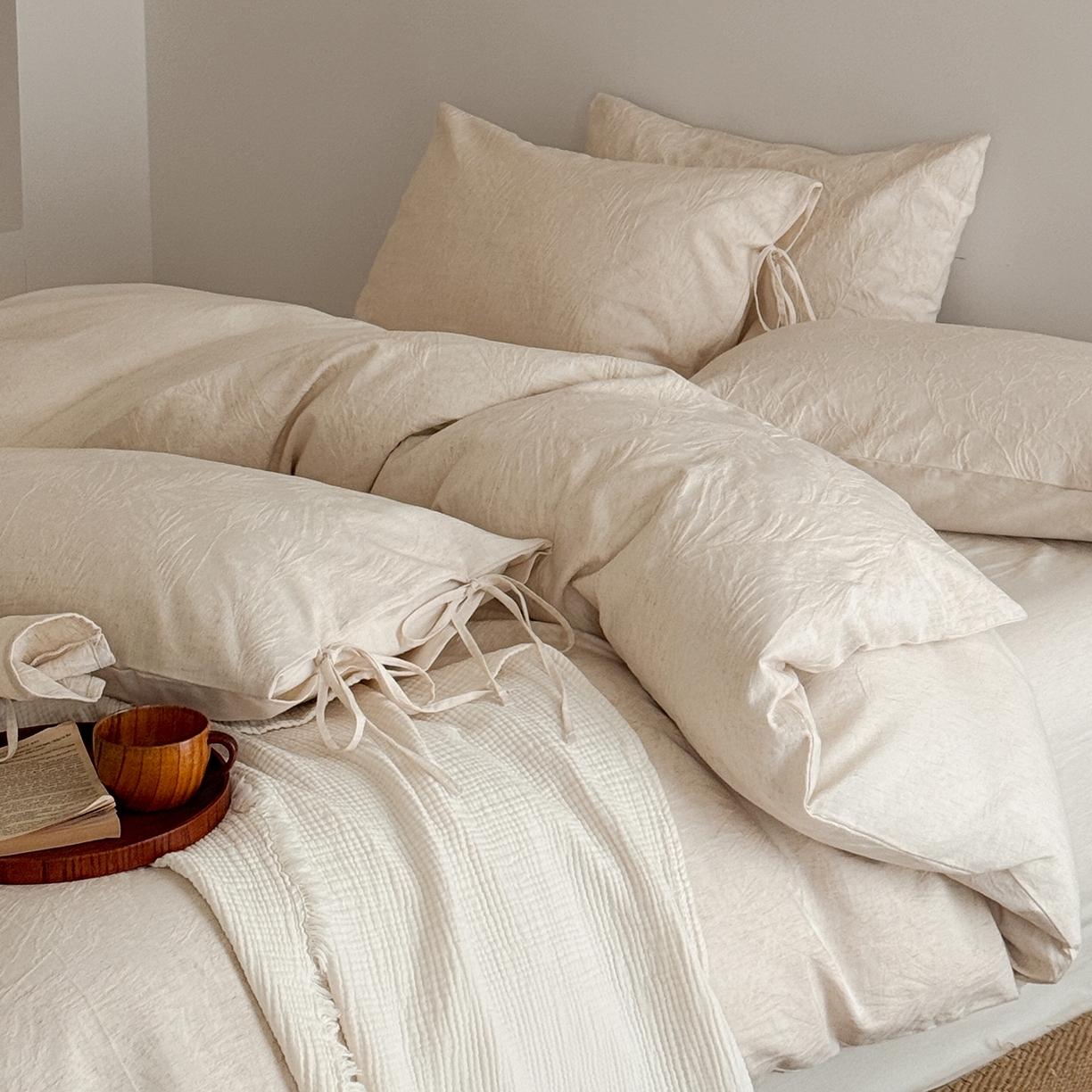 91家纺网 家纺一手货源 找家纺 极简 2026新款全棉亚麻浮雕提花四件套-场景二（控价：小号195标准295加大313） 风过藤蔓