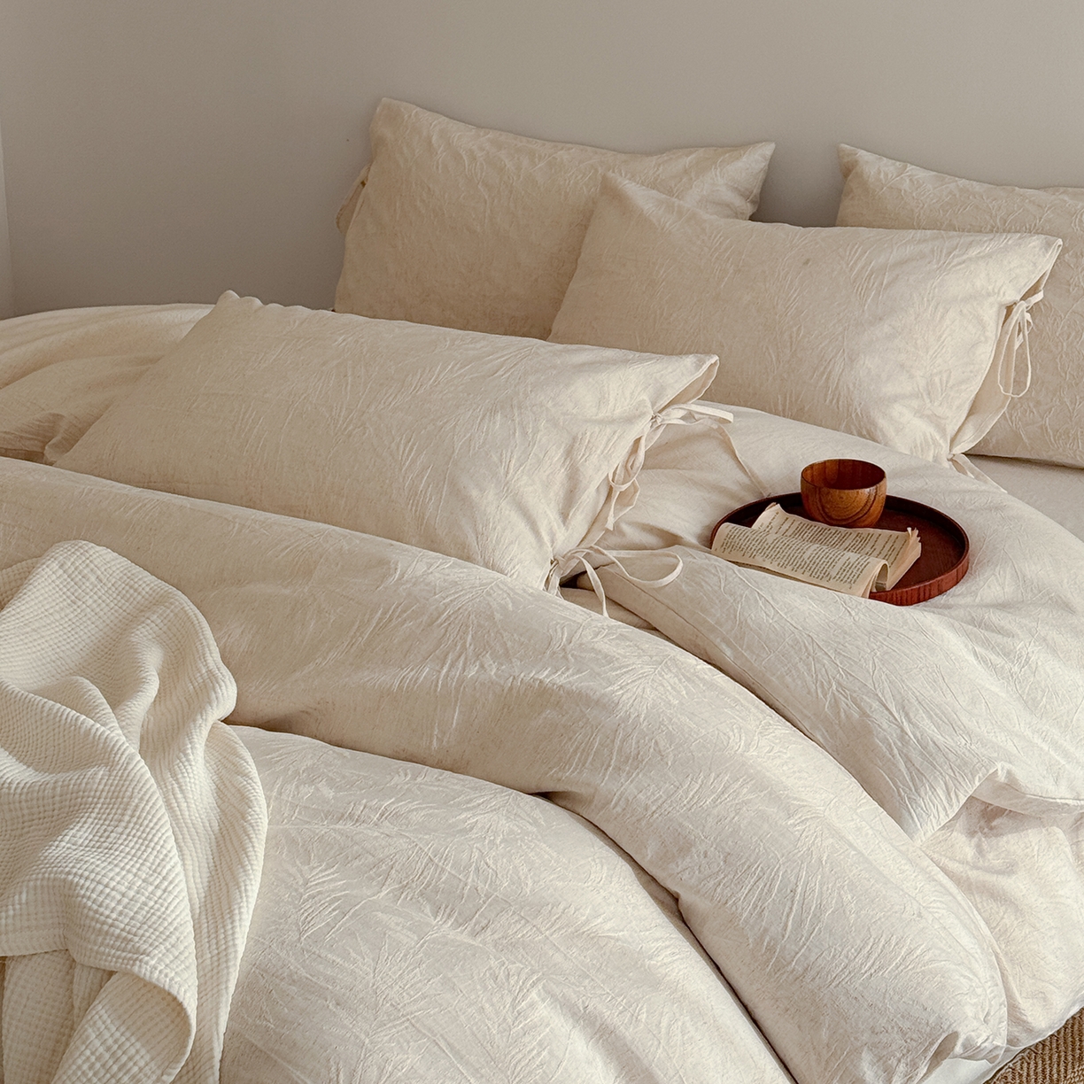 91家纺网 家纺一手货源 找家纺 极简 2026新款全棉亚麻浮雕提花四件套-场景二（控价：小号195标准295加大313） 风过藤蔓