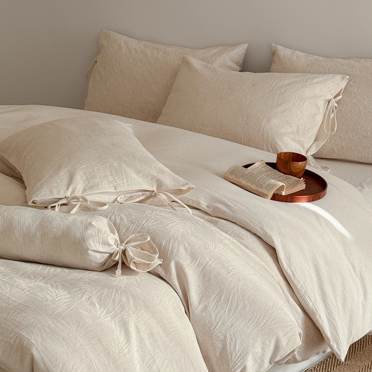 91家纺网 家纺一手货源 找家纺 极简 2026新款全棉亚麻浮雕提花四件套-场景二（控价：小号195标准295加大313） 风过藤蔓