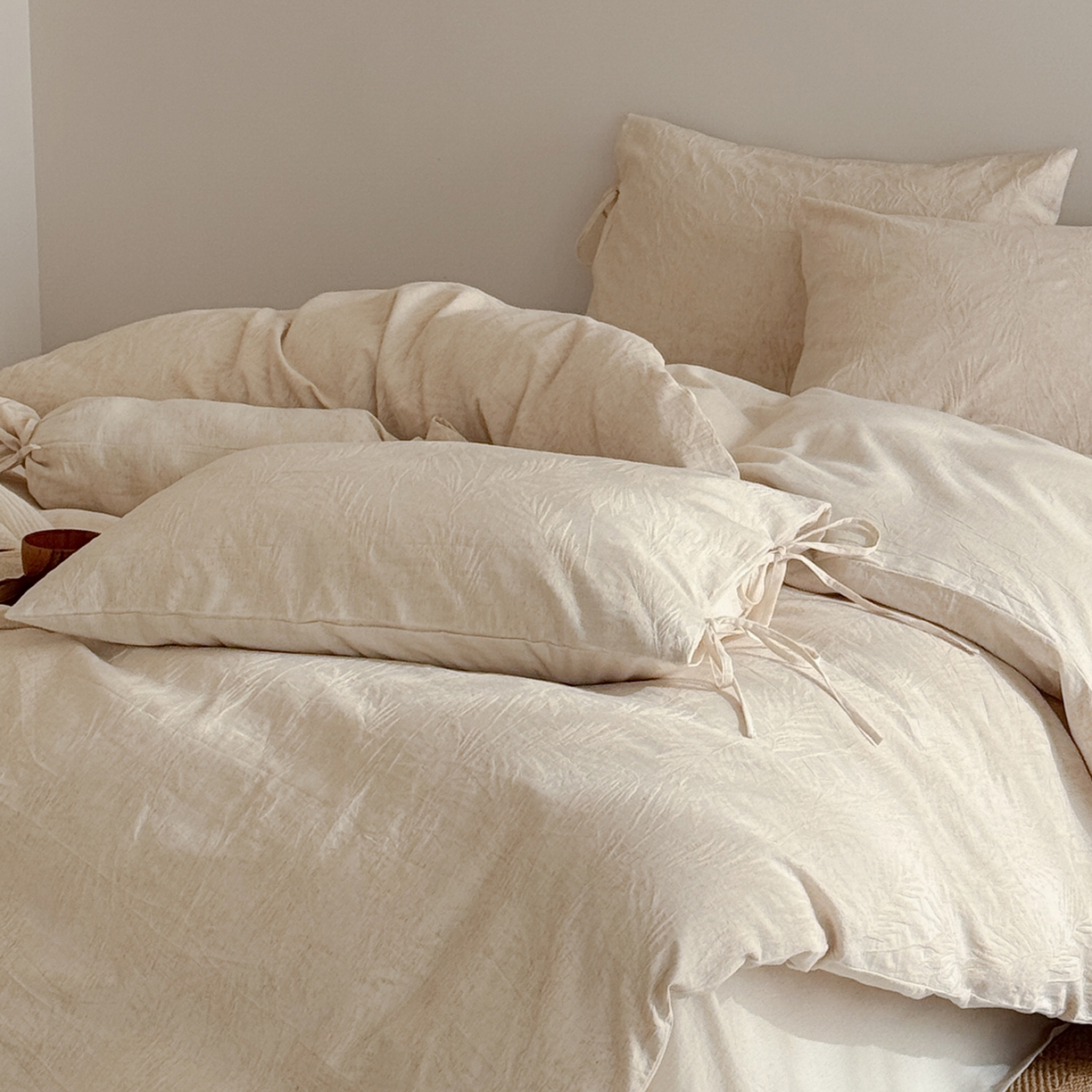 91家纺网 家纺一手货源 找家纺 极简 2026新款全棉亚麻浮雕提花四件套-场景二（控价：小号195标准295加大313） 风过藤蔓