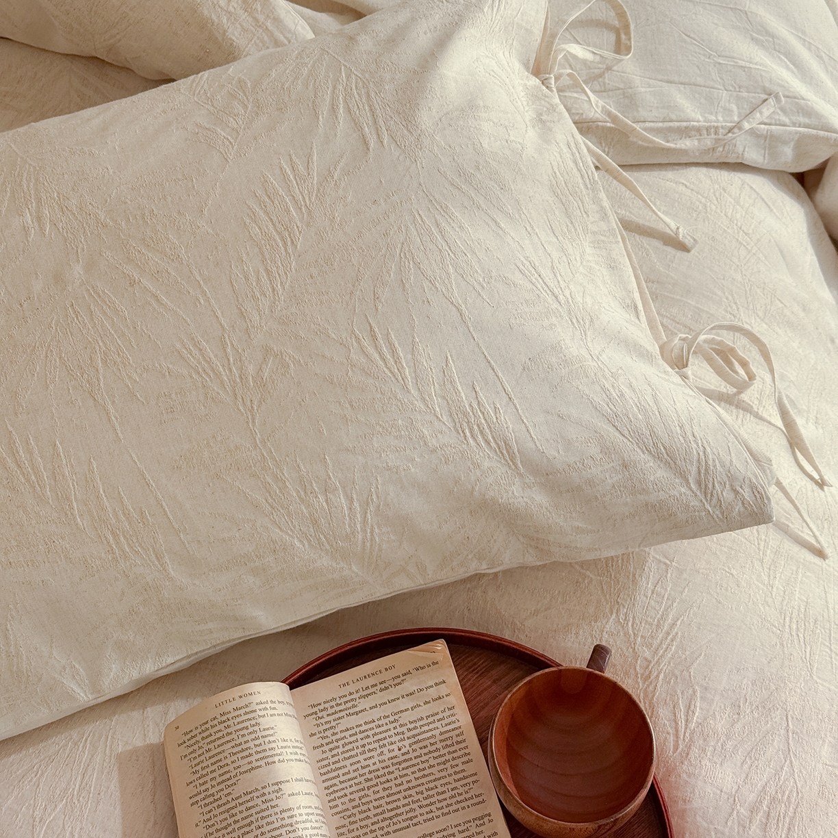 91家纺网 家纺一手货源 找家纺 极简 2026新款全棉亚麻浮雕提花四件套-场景二（控价：小号195标准295加大313） 风过藤蔓