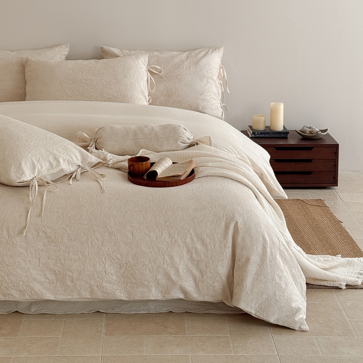 91家纺网 家纺一手货源 找家纺 极简 2026新款全棉亚麻浮雕提花四件套-场景二（控价：小号195标准295加大313） 花语入梦