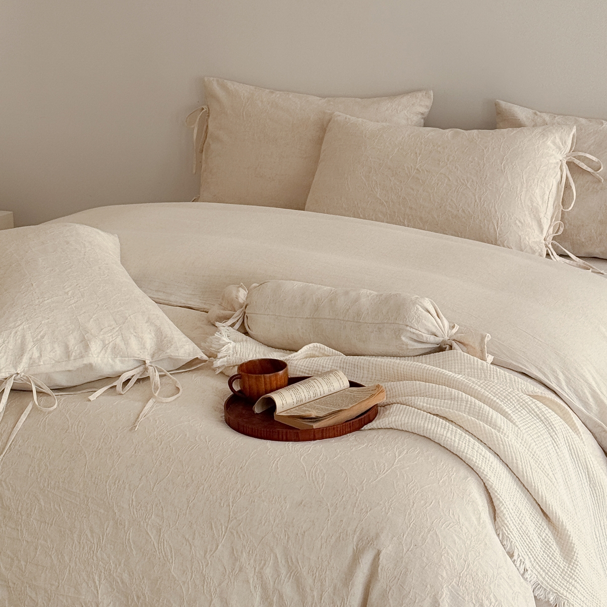 91家纺网 家纺一手货源 找家纺 极简 2026新款全棉亚麻浮雕提花四件套-场景二（控价：小号195标准295加大313） 花语入梦