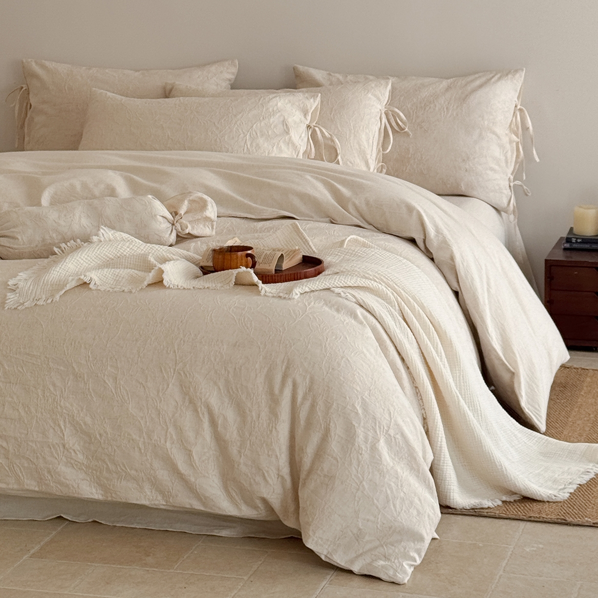 91家纺网 家纺一手货源 找家纺 极简 2026新款全棉亚麻浮雕提花四件套-场景二（控价：小号195标准295加大313） 花语入梦