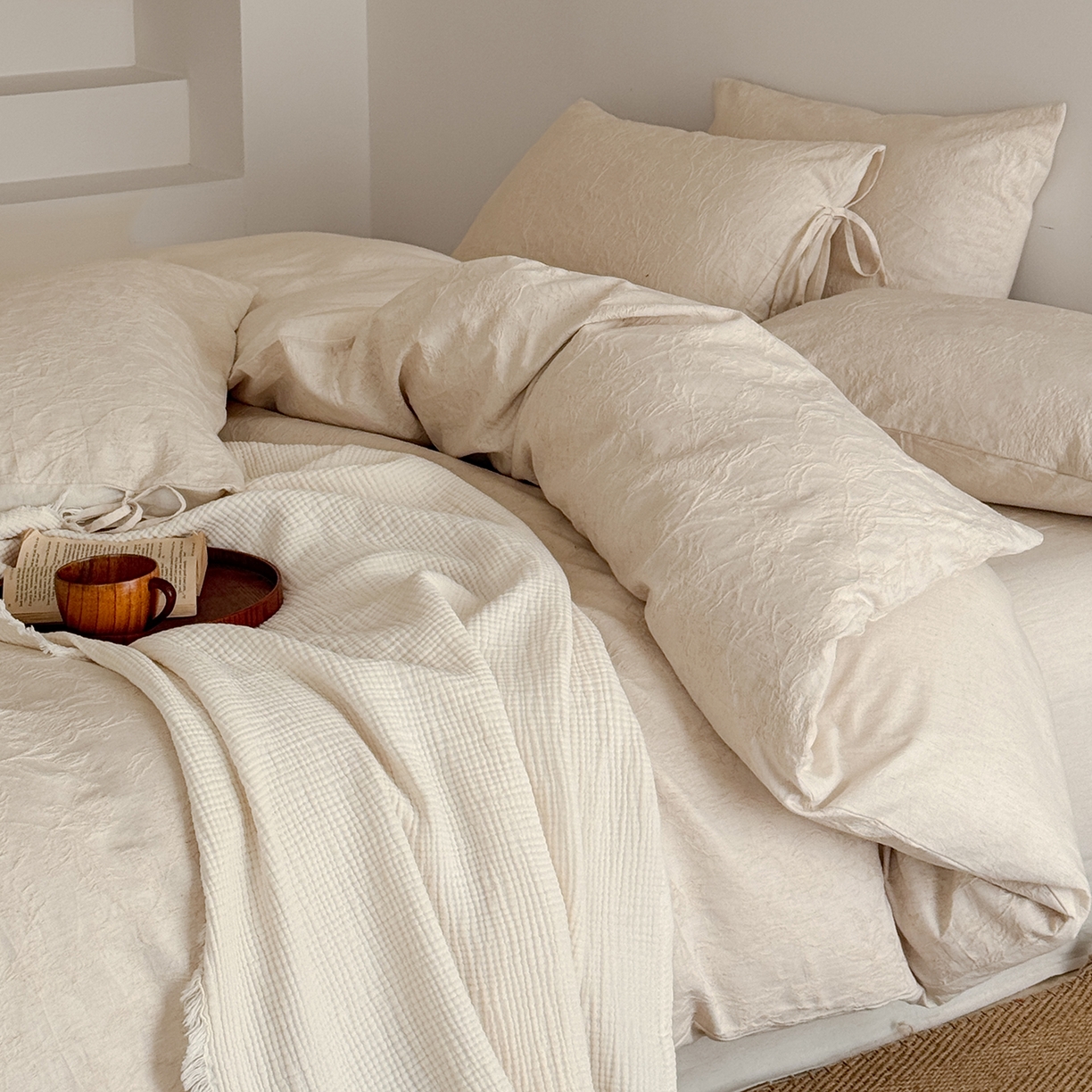 91家纺网 家纺一手货源 找家纺 极简 2026新款全棉亚麻浮雕提花四件套-场景二（控价：小号195标准295加大313） 花语入梦