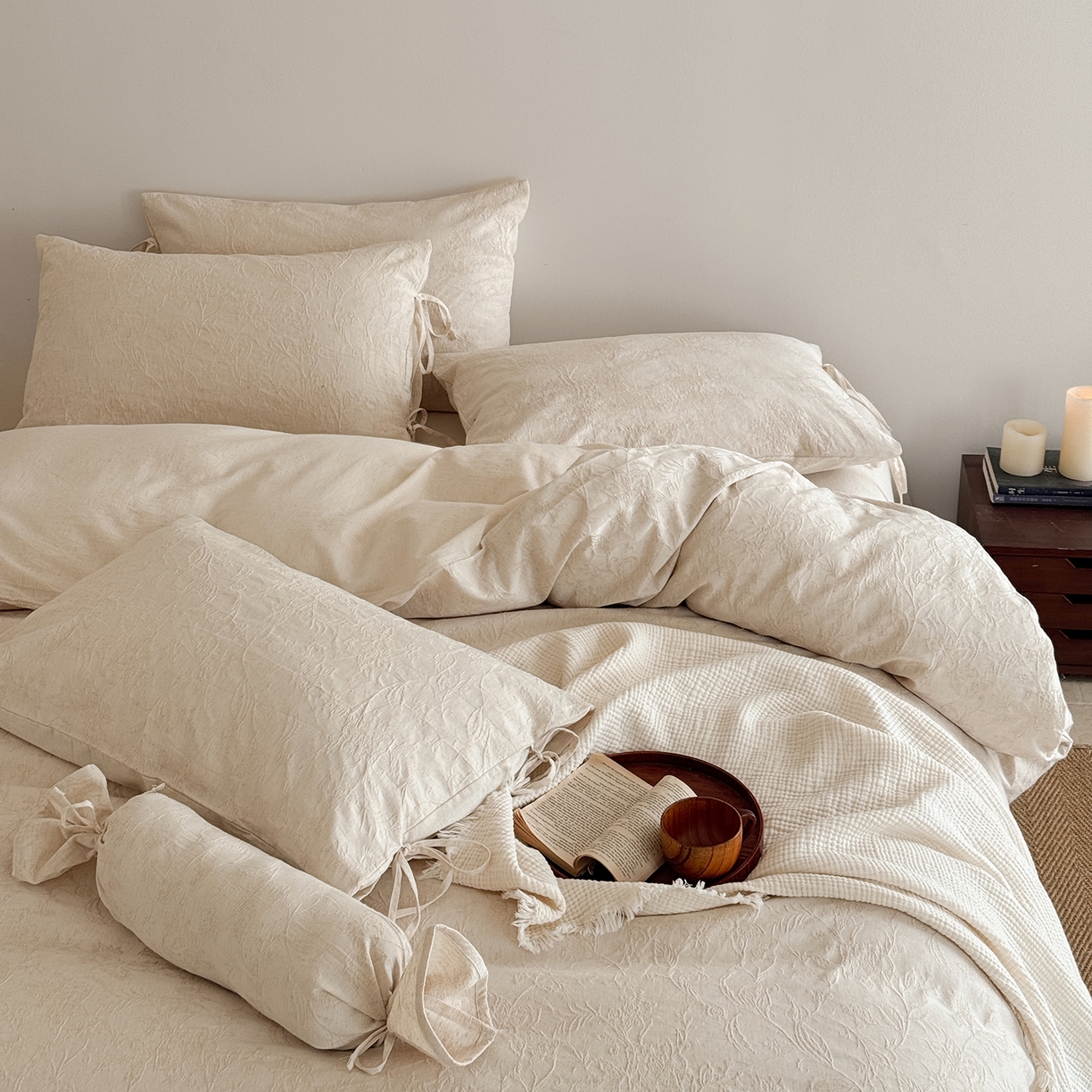 91家纺网 家纺一手货源 找家纺 极简 2026新款全棉亚麻浮雕提花四件套-场景二（控价：小号195标准295加大313） 花语入梦