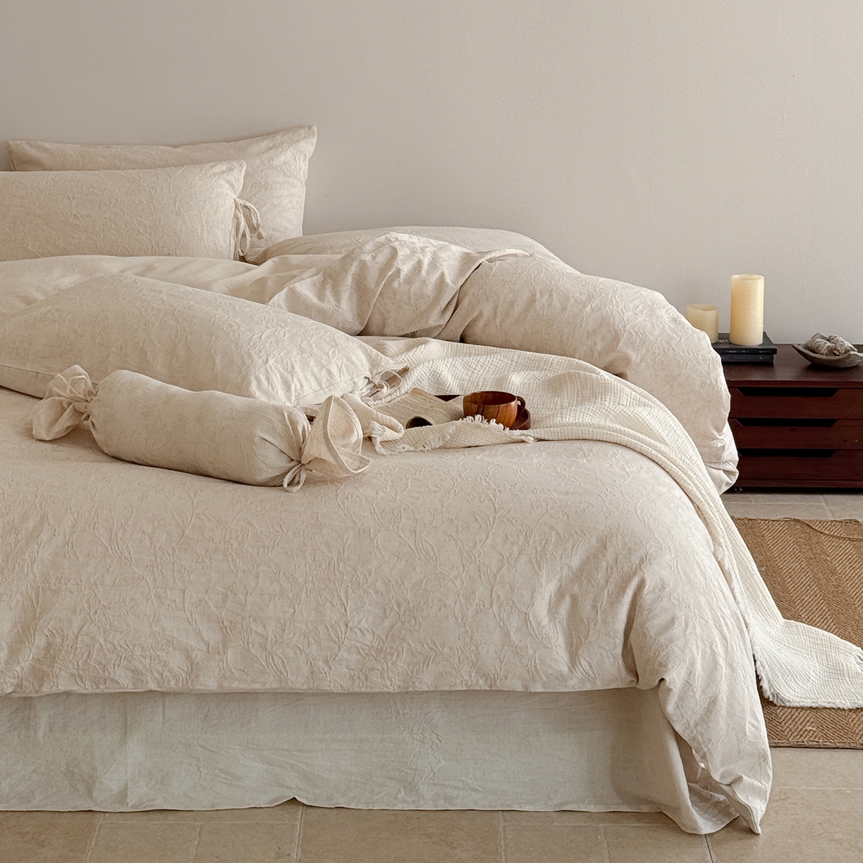 91家纺网 家纺一手货源 找家纺 极简 2026新款全棉亚麻浮雕提花四件套-场景二（控价：小号195标准295加大313） 花语入梦