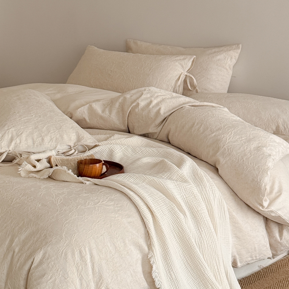 91家纺网 家纺一手货源 找家纺 极简 2026新款全棉亚麻浮雕提花四件套-场景二（控价：小号195标准295加大313） 花语入梦