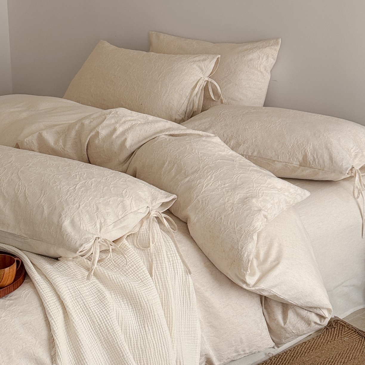 91家纺网 家纺一手货源 找家纺 极简 2026新款全棉亚麻浮雕提花四件套-场景二（控价：小号195标准295加大313） 花语入梦