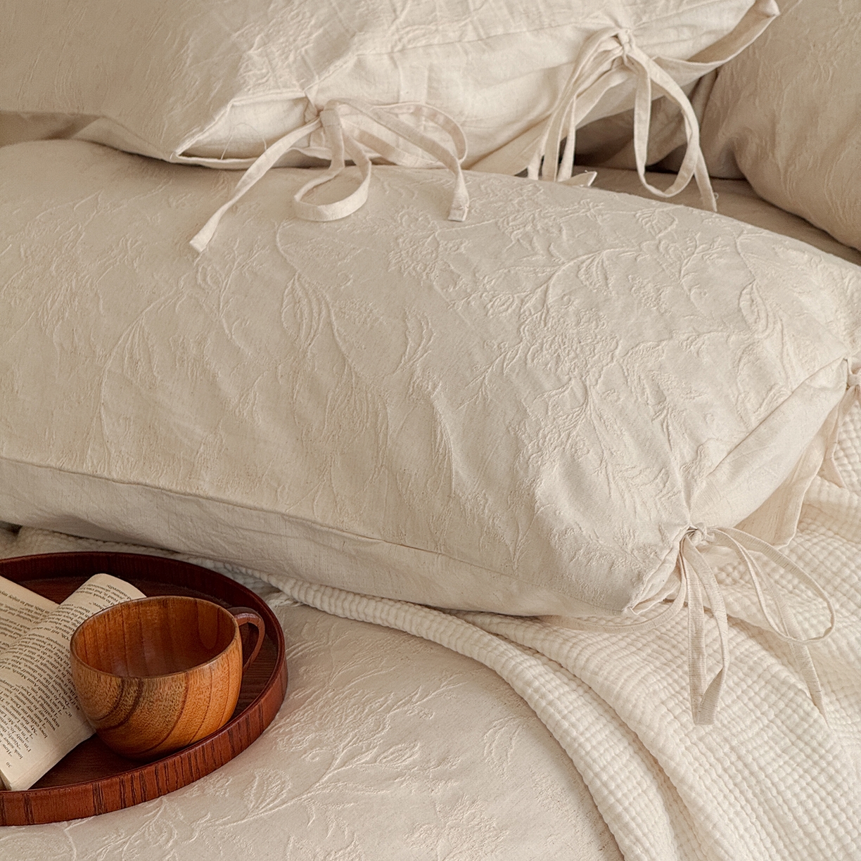 91家纺网 家纺一手货源 找家纺 极简 2026新款全棉亚麻浮雕提花四件套-场景二（控价：小号195标准295加大313） 花语入梦