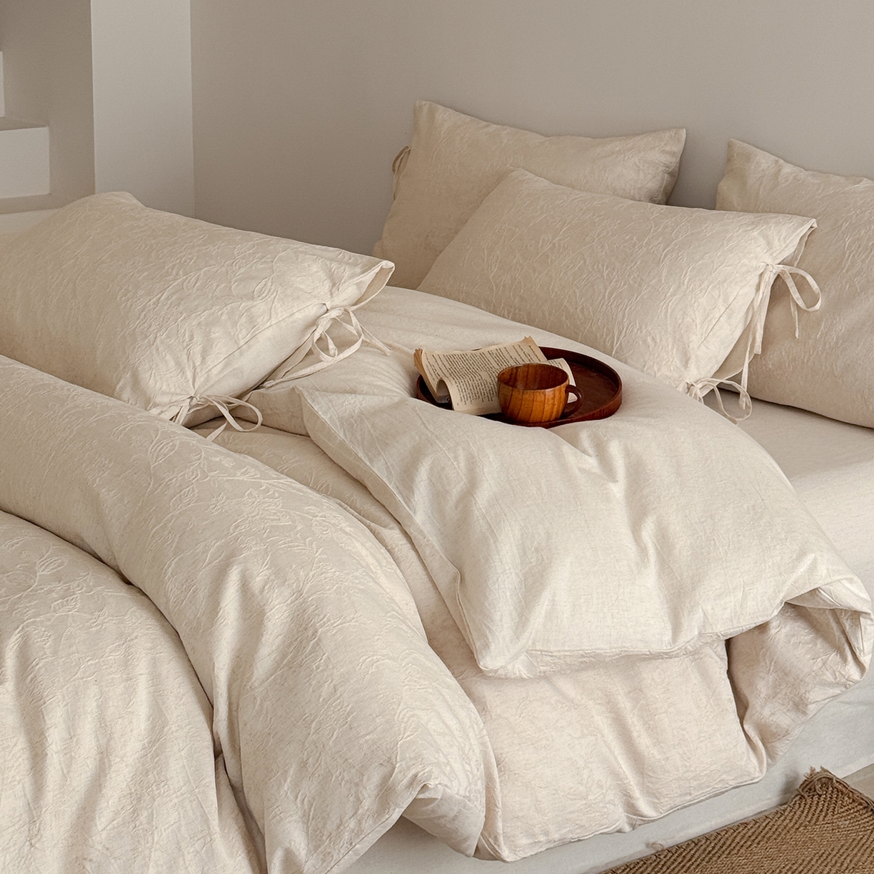 91家纺网 家纺一手货源 找家纺 极简 2026新款全棉亚麻浮雕提花四件套-场景二（控价：小号195标准295加大313） 花语入梦