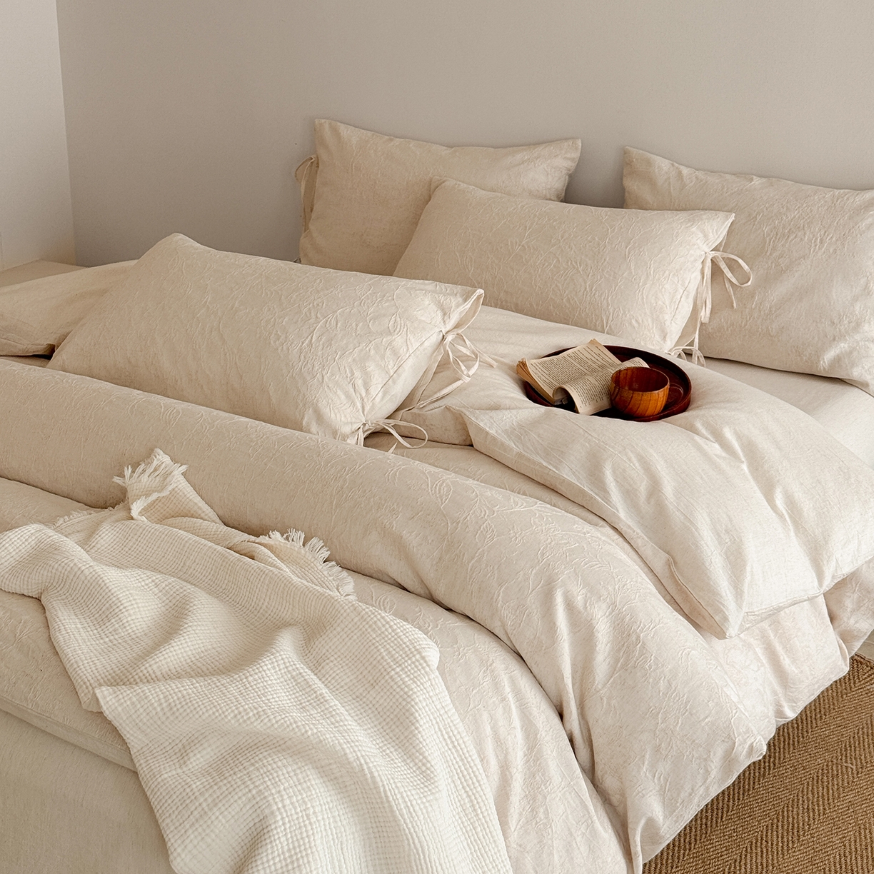 91家纺网 家纺一手货源 找家纺 极简 2026新款全棉亚麻浮雕提花四件套-场景二（控价：小号195标准295加大313） 花语入梦