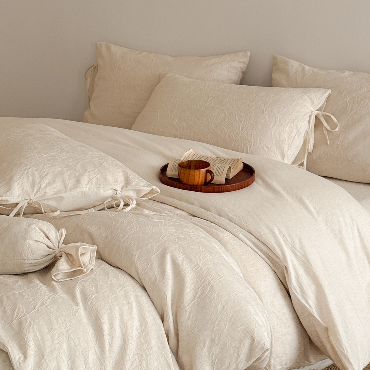 91家纺网 家纺一手货源 找家纺 极简 2026新款全棉亚麻浮雕提花四件套-场景二（控价：小号195标准295加大313） 花语入梦