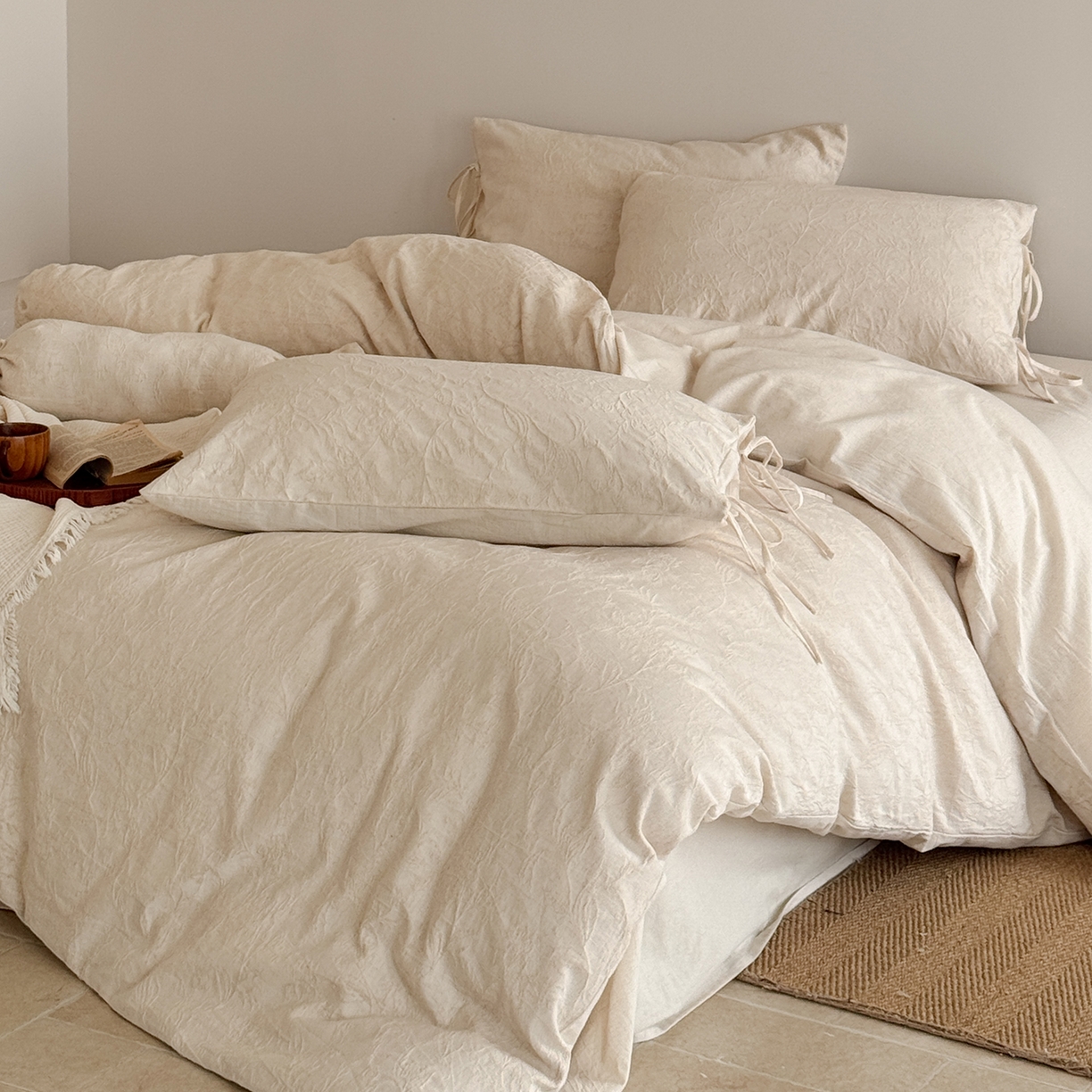 91家纺网 家纺一手货源 找家纺 极简 2026新款全棉亚麻浮雕提花四件套-场景二（控价：小号195标准295加大313） 花语入梦