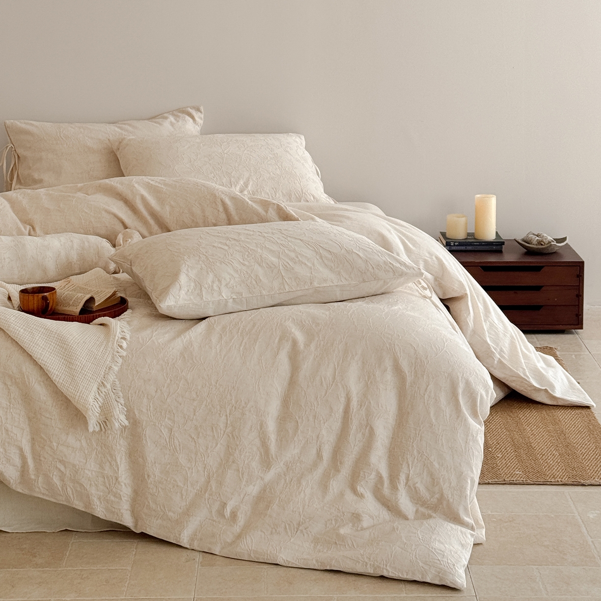 91家纺网 家纺一手货源 找家纺 极简 2026新款全棉亚麻浮雕提花四件套-场景二（控价：小号195标准295加大313） 花语入梦