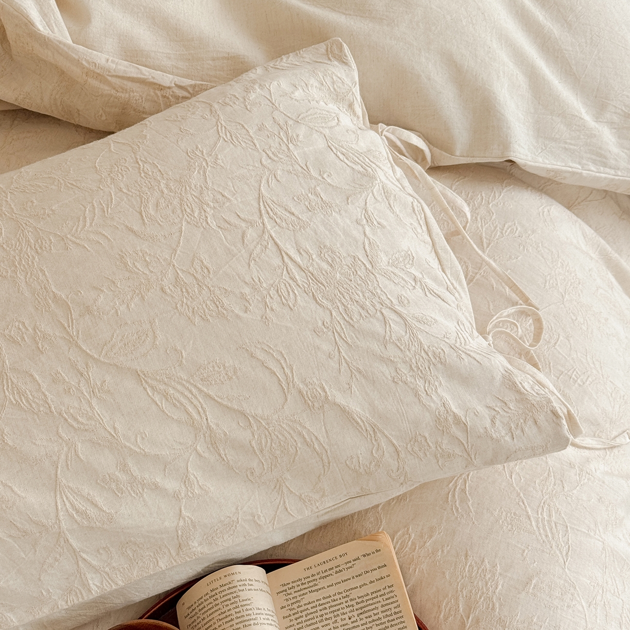 91家纺网 家纺一手货源 找家纺 极简 2026新款全棉亚麻浮雕提花四件套-场景二（控价：小号195标准295加大313） 花语入梦