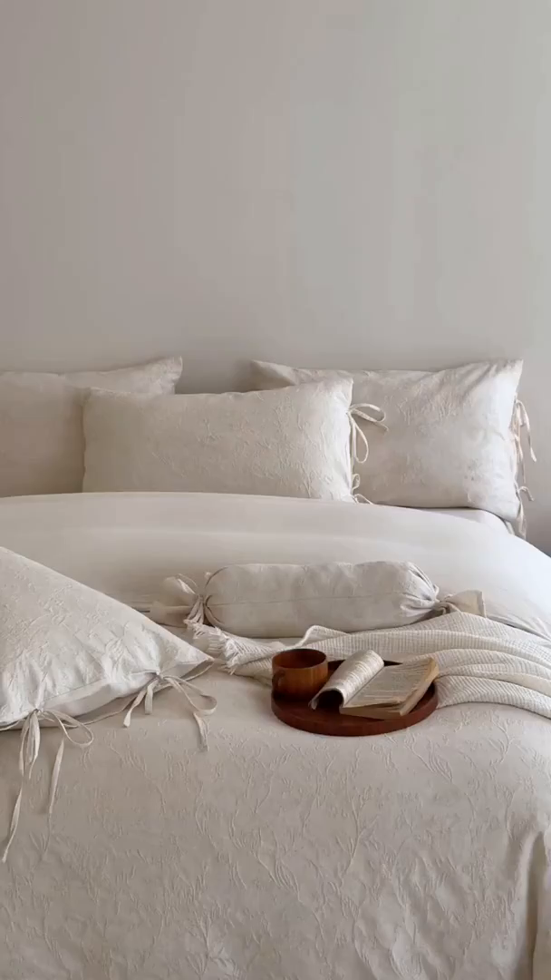 91家纺网 家纺一手货源 找家纺 极简 2026新款全棉亚麻浮雕提花四件套-场景二（控价：小号195标准295加大313） 花语入梦