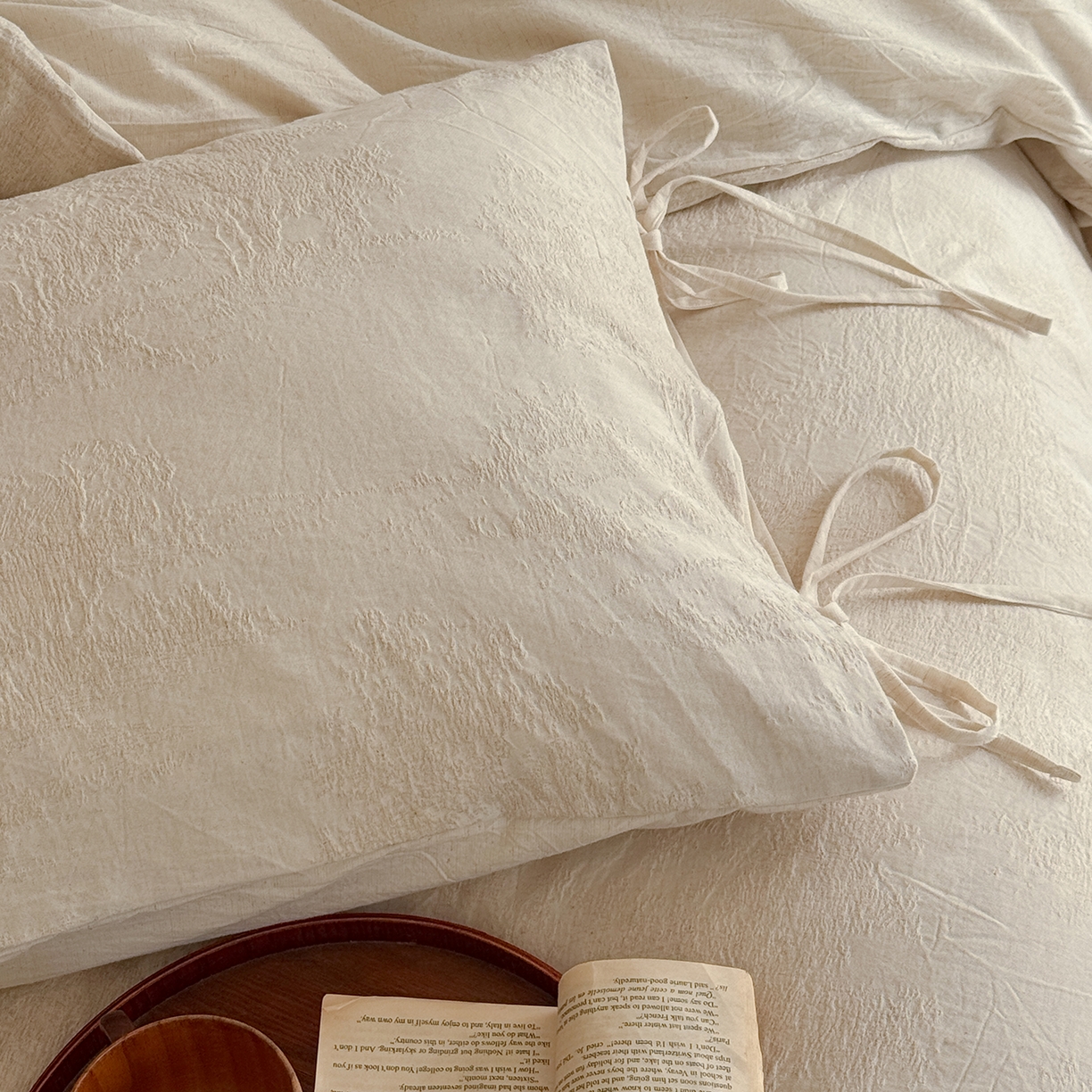 91家纺网 家纺一手货源 找家纺 极简 2026新款全棉亚麻浮雕提花四件套-场景二（控价：小号195标准295加大313） 林间絮语